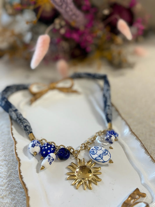 Collier bleu tissu
