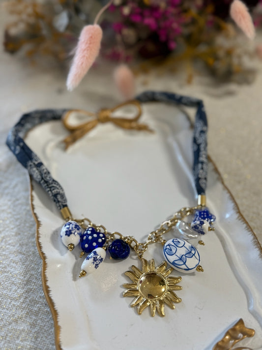 Collier bleu tissu